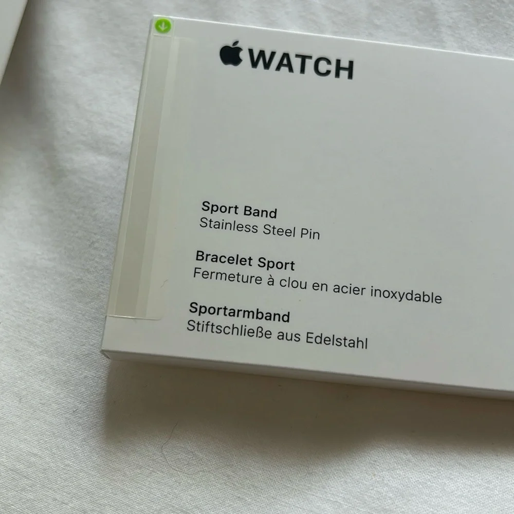 NWT Apple SE 2nd Gen Smartwatch Starlight Aluminum Case and Band
